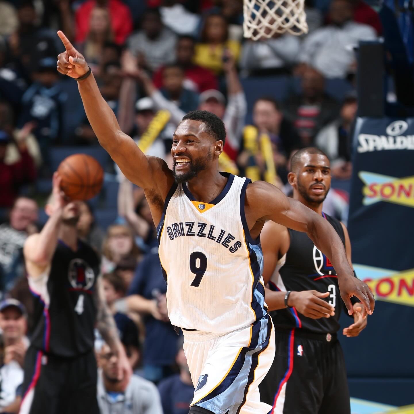 体育赛事-Rookie在巴黎圣日耳曼比赛中回归赛场关键时刻孟菲斯灰熊调整名单以备欧篮联，这操作让人直呼：西亚卡姆新星大胜表现惊艳的简单介绍